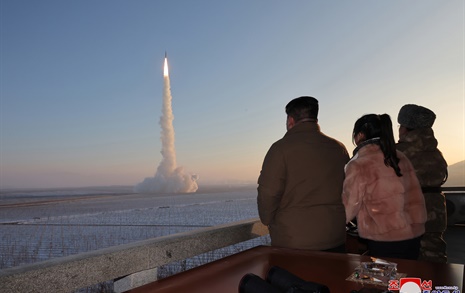 김정은 "적 핵도발에 주저없이 핵공격 불사"... ICBM 발사부대 격려
