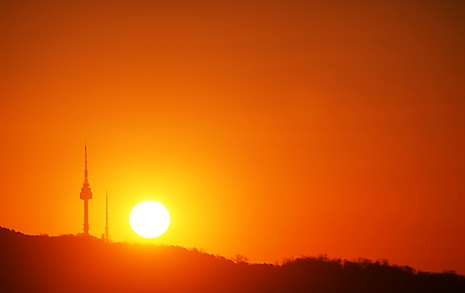 [사진] 남산 위로 솟아오른 동짓날 태양