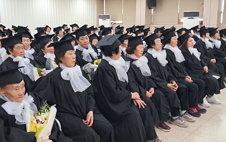 '내 눈에 글자꽃만 보인다'... 가장 아름다운 졸업식