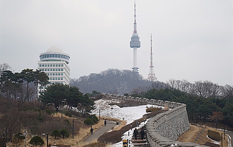 [사진] 잔설 남은 남산 성곽길 산책, 운치있네