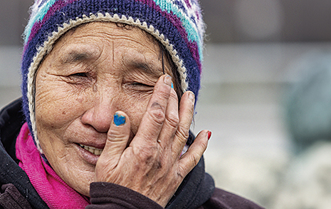 외국어는 '노 잉글리시', 돈은 '마통'... 74살 할머니의 도전