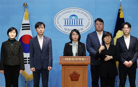 용혜인의 '싸움 방지' 제안 "민주-소수정당 의석, 번갈아 배치"