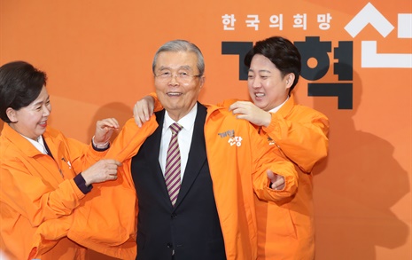 [오마이포토] 이준석이 손수 입혀준 옷, 개혁신당 점퍼 걸친 김종인