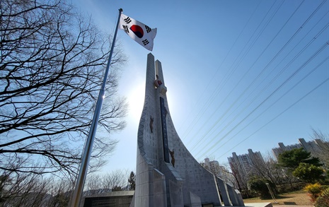 [사진] 봄바람에 펄럭이는 '태극기'