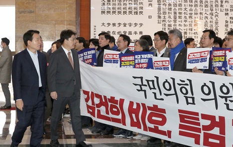 [오마이포토] "김건희 비호, 특검 거부말라" 지나치는 국힘