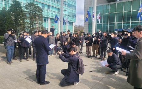 정우택에 돈봉투 건넨 카페사장 "보복 두려워 돌려받았다 허위 진술"