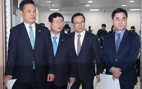 [오마이포토] '민주연대'로 뭉치는 홍영표·설훈·김종민·박영순