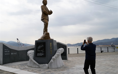 [사진] 김주열 열사를 촬영하는 시민