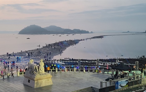 운 좋으면 직접 걸어볼 수도 있는 진도 바닷길 