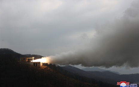 북한 "신형중장거리극초음속미사일 고체연료엔진 지상시험 성공"