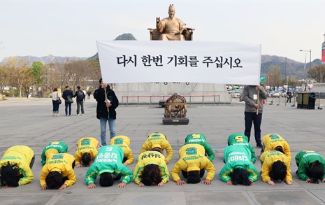 '촛불' 광장서 읍소 "돈없고 빽없는 사람 위한 초심으로 돌아갈 것"