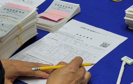 경남 하동군 총선 개표... 투표지 1매는 어디로?