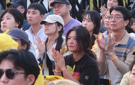 "10년간 우리 멋졌다" 서울시내 메운 '세월호 시민들' 눈물과 미소