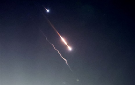 이란, 이스라엘 미사일 수백 발 공습... 중동 '전면 확전' 위기