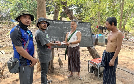 미얀마 곳곳 전투 계속... 한국 활동가들, 피란민 구호물품 전달