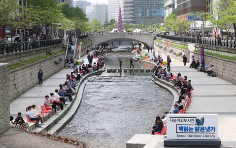 [오마이포토] 따뜻한 날씨에 청계천 '물멍'