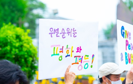 미사일 살 돈을 '사람'에게... 비현실적이라고요?