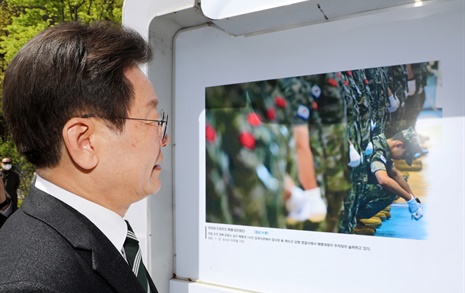 [오마이포토] 한국보도사진전 찾은 이재명 대표