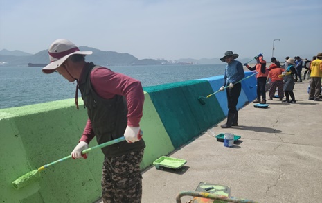 남해 서면주민자치회, 남상마을 방파제 벽화 그리기