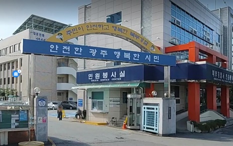 아들에 흉기 휘두른 50대 남성, 경찰 테이저건 맞고 사망