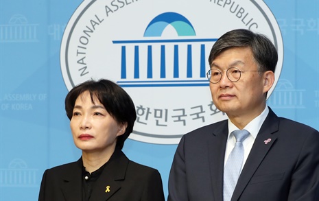 '민주당 합류' 서미화·김윤 "여당 퇴행 막기 위해 결정"
