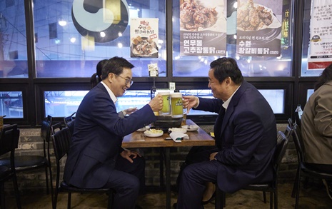 김동연, 중국 랴오닝성 당서기와 통닭거리서 '치맥 외교'