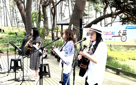 [사진] 숲속 작은 음악회... 통기타 동아리 소담소리의 '소풍 가는 길'