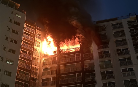 [영상] 아파트 13층서 화재, 초기진압 더뎌져 2시간만에 진화