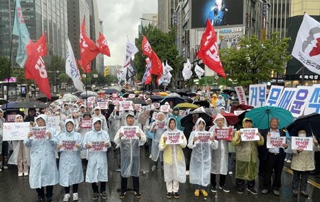 "거부권 남발하는 윤석열 거부한다", 빗속에 거리 나선 시민들