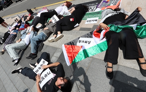 이스라엘 대사관 앞에 드러누운 페미니스트들 "팔레스타인 학살 멈춰"
