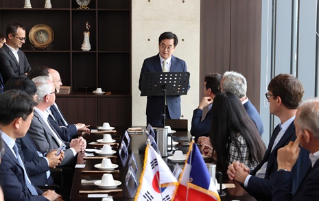김동연 "돈 버는 도지사, 오늘은 프랑스 경제인들과 만났다"