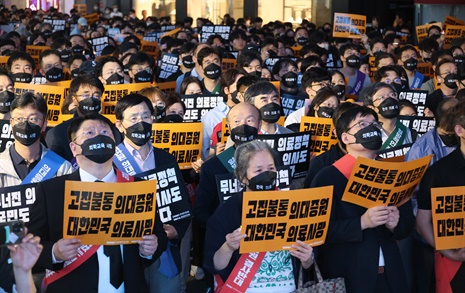 가운 벗은 대구 의사들 "대한민국 의료 사망했다"