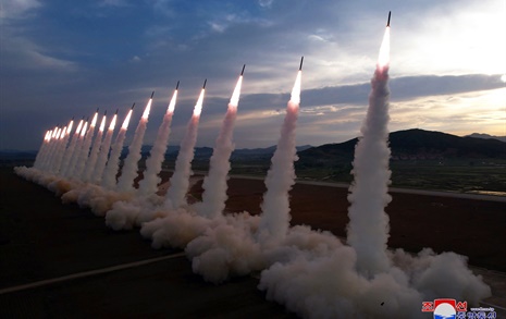 북한, '남한 겨냥' 방사포 시위사격... 김정은 "핵무력 더 철저히 준비"