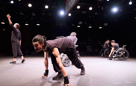 예술가이자 장애인, 무대에 서다