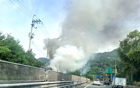 [사진] 19일 아침 국도25호선 차량 화재, 정체 현상