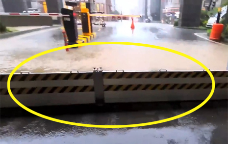 [영상] 지하주차장 밀려드는 물, '이 물건'으로 막았다
