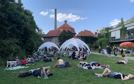 시, 퍼포먼스와 정치가 만나는 베를린 시축제의 매혹   