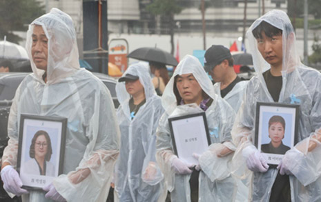 "해결된 게 없다" 아리셀 유족, 폭우 속 행진 