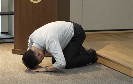 일본인 교수, 광복회 강연서 '엎드려 절'하며 사죄