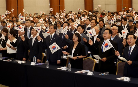 광복절 기념식에서 "대통령직에서 물러나십시오"