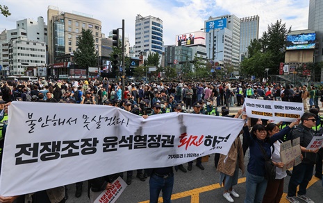 [오마이포토] "전쟁못해 안달난 윤석열" 국군의 날 시가행진 항의행동