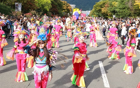 "감동, 세계인의 축제"... 창원, 형형색색 빛났다