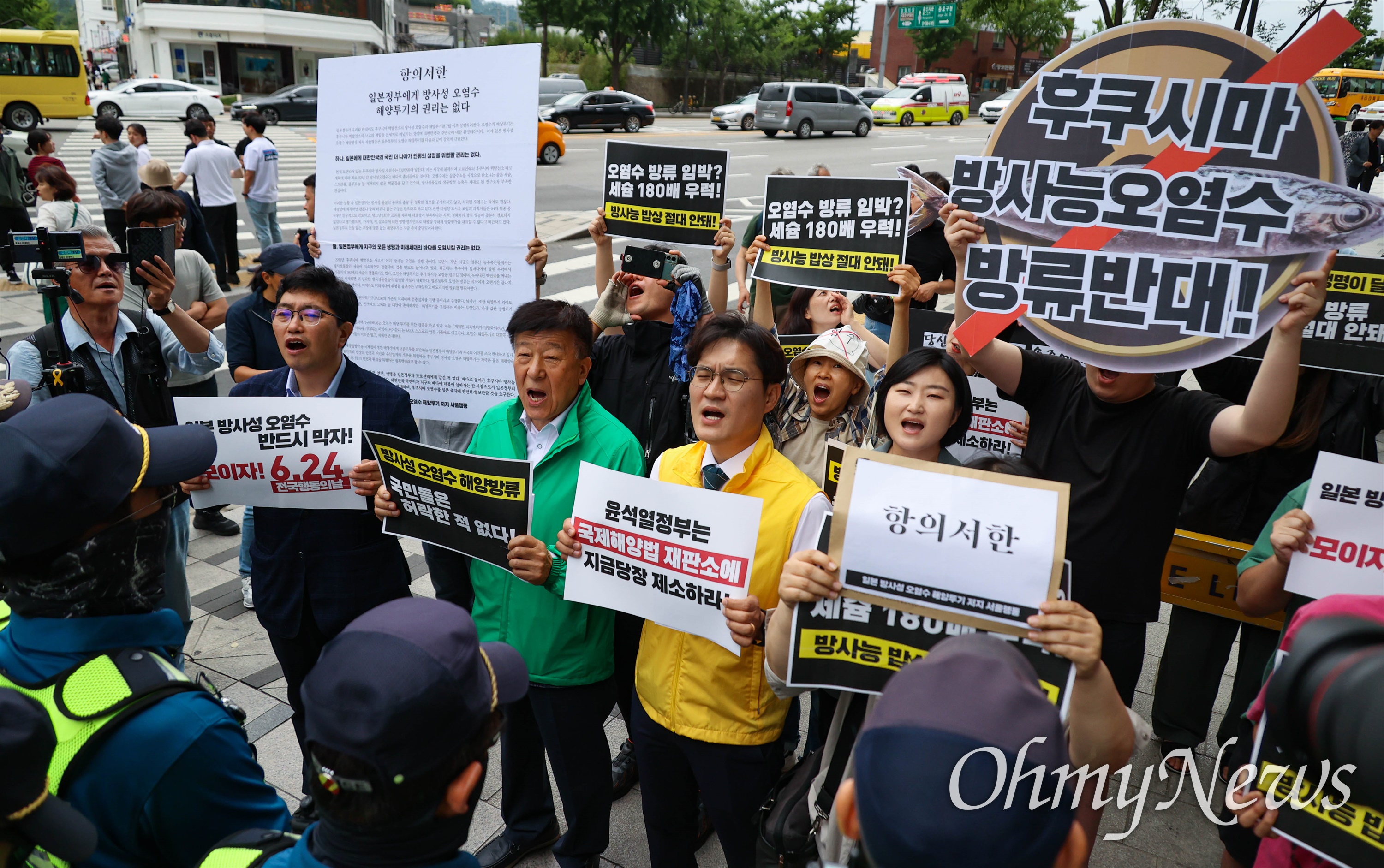 일본대사관 항의서한 전달 무산되자 '기둥에라도...' - 오마이뉴스