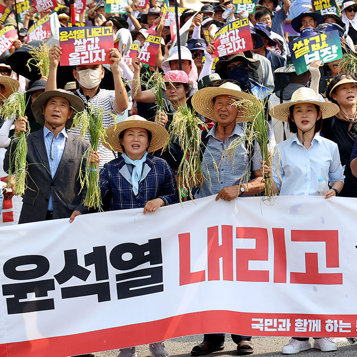 성난 농민들 '윤석열 내리고 쌀값 올리자'