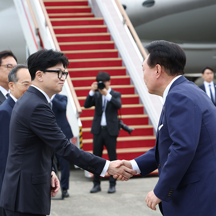 출국하는 윤 대통령, 배웅하는 한동훈 대표