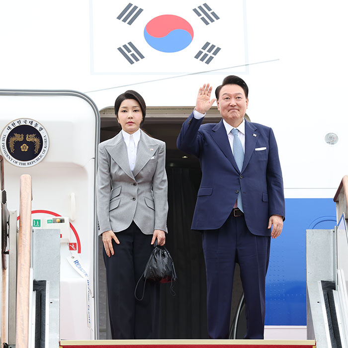 윤 대통령, 김건희 여사 동반 체코 순방 출국