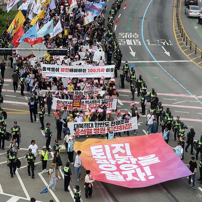 용산으로 행진하는 '윤석열 정권 퇴진 시국대회' 참가자들 