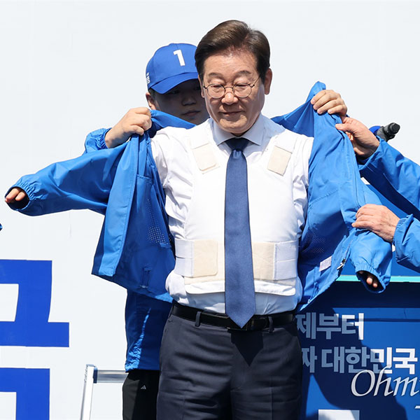 '방탄복' 위에 선거운동복 입는 이재명 후보