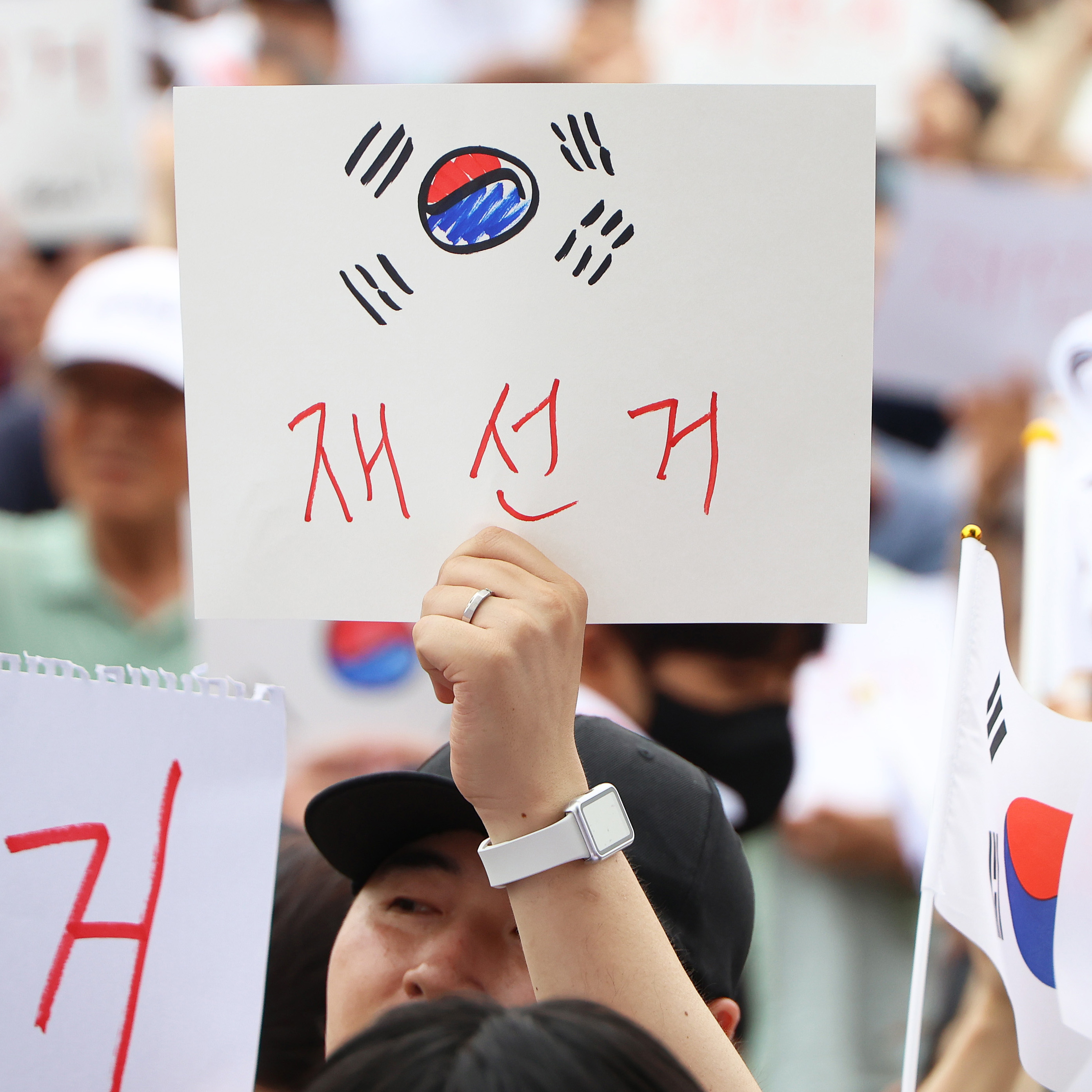 '재선거' 요구하는 시민들, 3일째 잠실개표소앞 농성