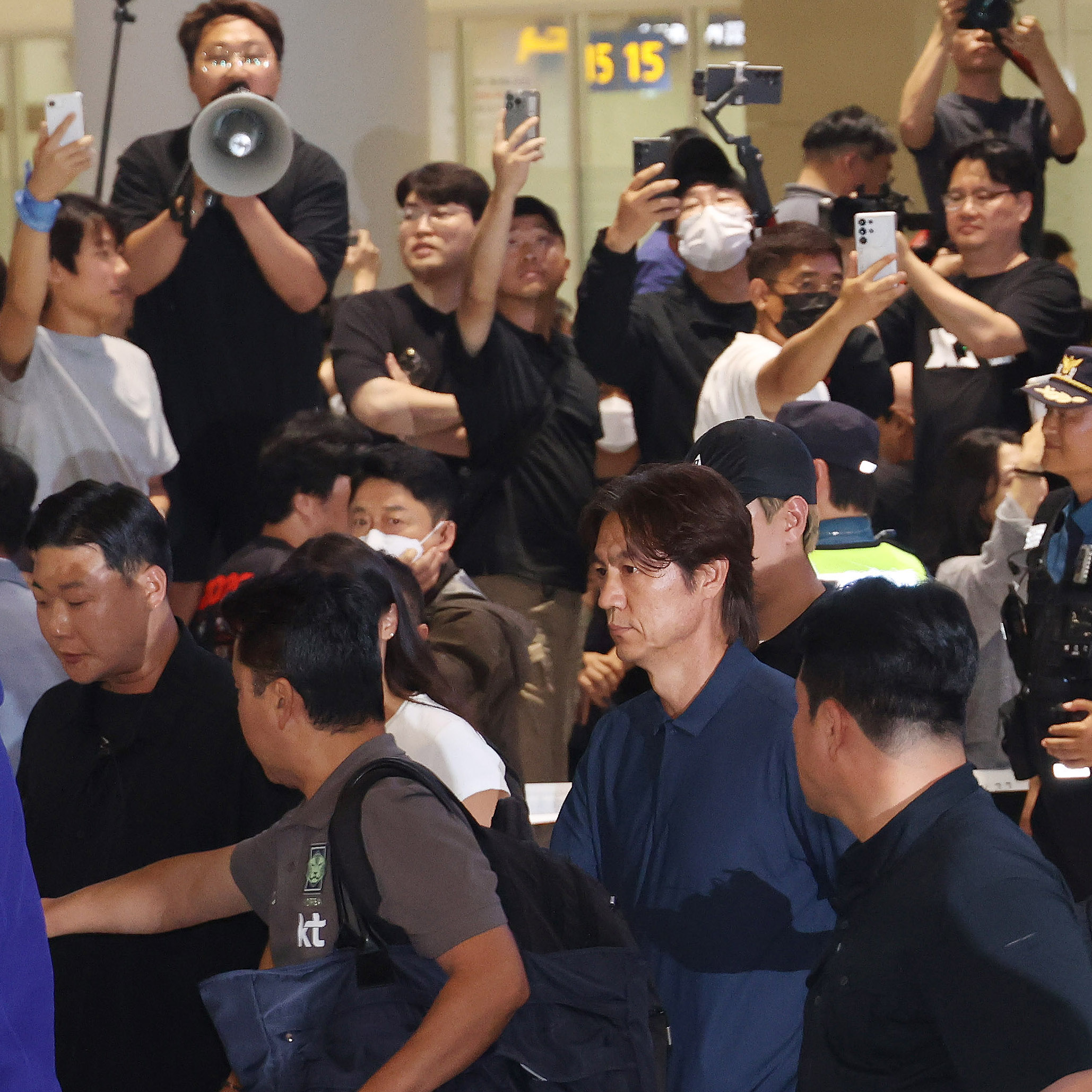 분노한 축구팬들 "홍명보 나가" 